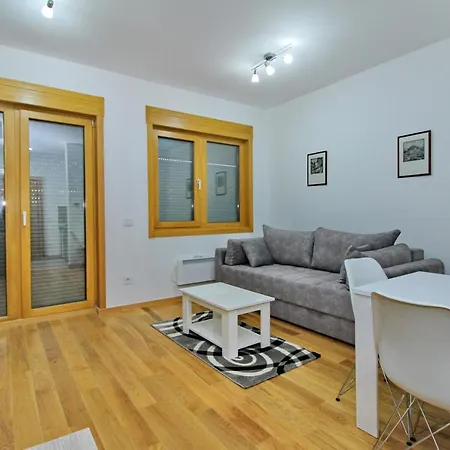 アパート Elza ズラティボール